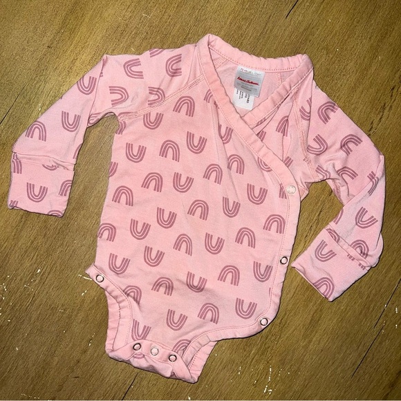 Hanna Andersson Layette Baby Top 6-12 Months in Pink Rainbow Print One Piece - Picture 2 of 7